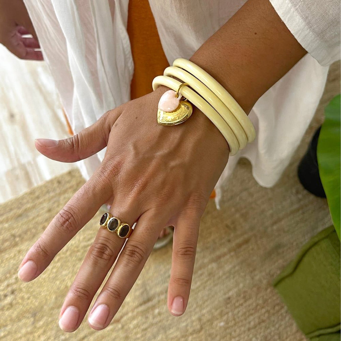 Pack de pulseras rÌ_gidas con colgante en forma de corazÌ_n
