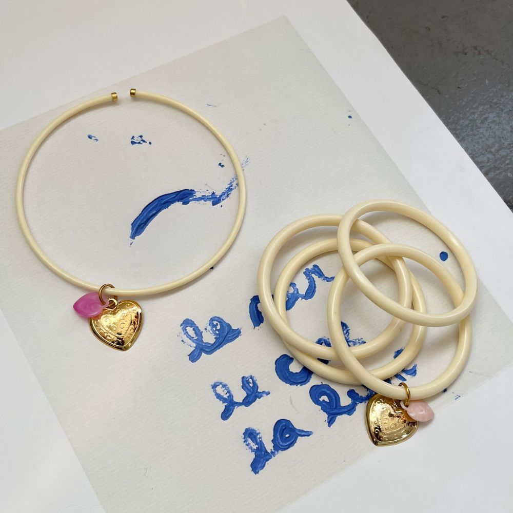 Pack de pulseras rÌ_gidas con colgante en forma de corazÌ_n